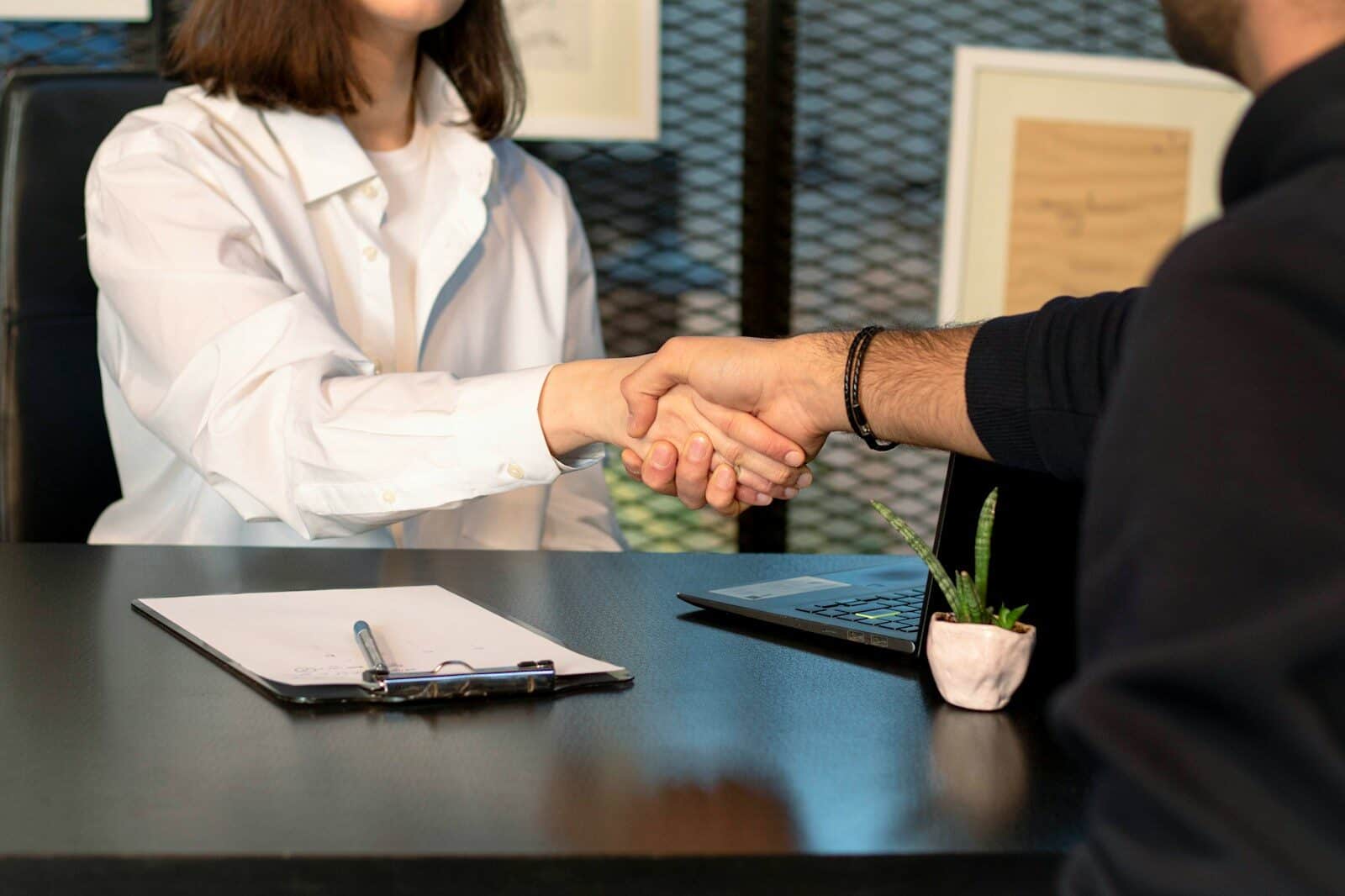 Prêt immobilier militaire : comment les banques calculent votre solde et vos primes ?